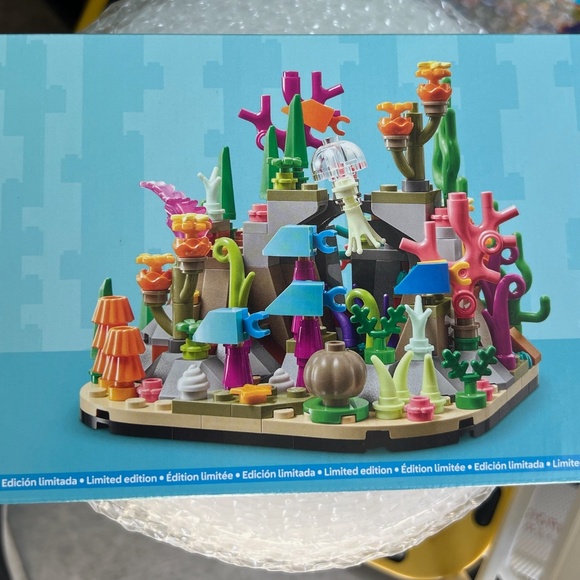 Lego Limited Edition Coral Reef Diorama (Set # 40783) - Picture 3 of 3